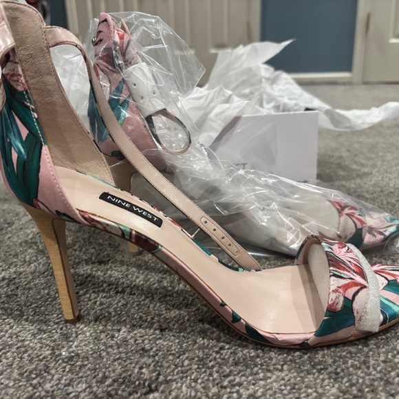 Stunning Nine West Sandals - Picture 1 of 6